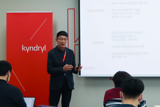 류주복 킨드릴코리아 대표가 설립 1주년 기념 기자간담회에서 사업 성과와 전략을 발표하고 있다. 킨드릴코리아 제공